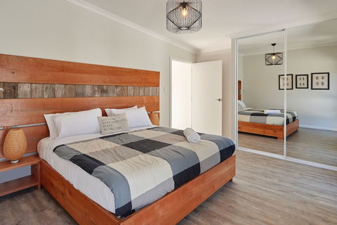 Whale Watcher 2 - Australia Accommodation 2