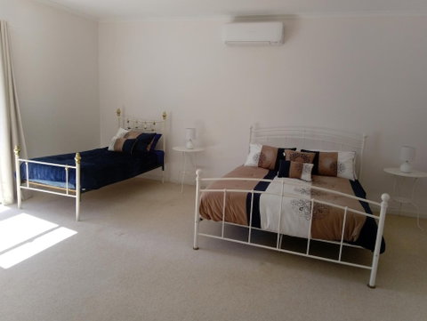 Hilltop Escape B&B - Australia Accommodation 4