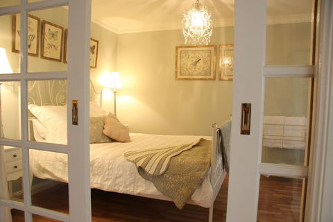 Azalea Cedar-Rose Villa - Australia Accommodation 4
