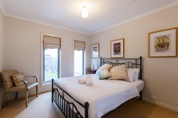 JASMINE, 2BDR Port Melbourne House - Australia Accommodation 0