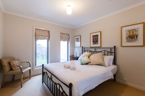 JASMINE, 2BDR Port Melbourne House - Australia Accommodation 1