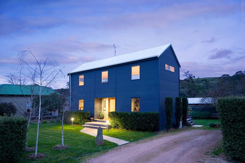 Alofi - Australia Accommodation 1
