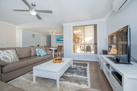 Pebble Pde 1 / 14 Fingal Bay - Australia Accommodation 4