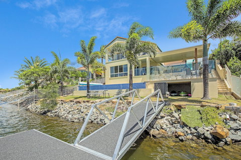 Lakehouse Family Oasis - Australia Accommodation 0