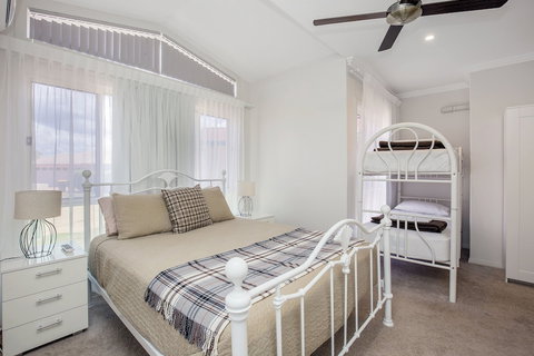 Lakehouse Family Oasis - Australia Accommodation 5