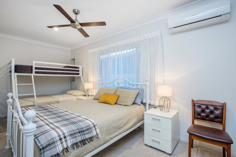 Lakehouse Family Oasis - Australia Accommodation 1