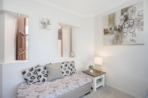 Lakehouse Family Oasis - Australia Accommodation 3