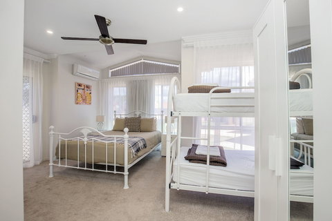 Lakehouse Family Oasis - Australia Accommodation 4