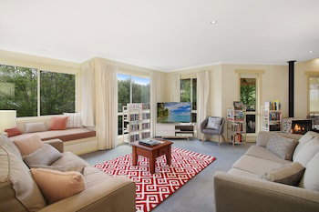 Alpine Vista - Short Walk To Town Centre - Australia Accommodation 0