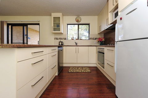Shoreline Unit 2 / 1 Intrepid Close - Australia Accommodation 1