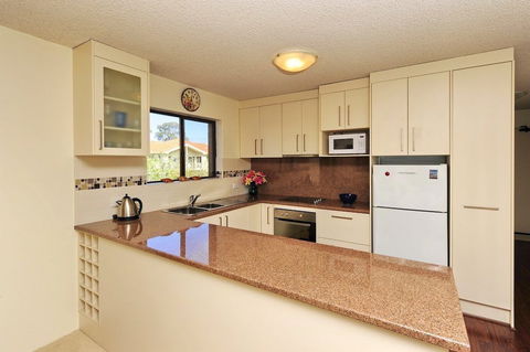 Shoreline Unit 2 / 1 Intrepid Close - Australia Accommodation 3
