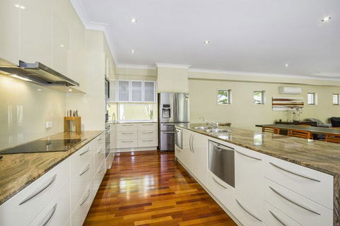 ANGOURIE HOUSE SALT VILLAGE - Australia Accommodation 2