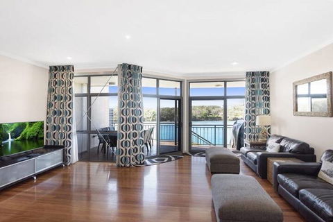 Absolute Creek Front Villa - Australia Accommodation 2