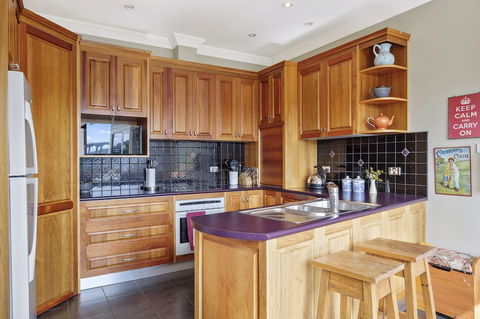 Manfield City Waterfront View Cottage - Australia Accommodation 3