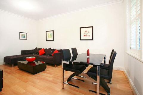 Art Deco In The Cul-de-Sac - Australia Accommodation 2