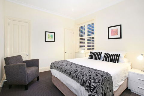 Art Deco In The Cul-de-Sac - Australia Accommodation 1