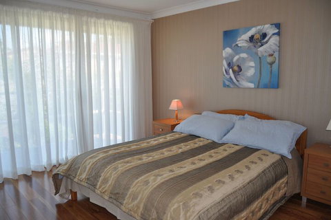 Lake & Ocean View - Australia Accommodation 6