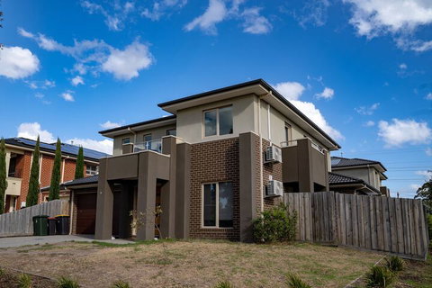 AUJOY 4 Bed Townhouse Glen Waverley - Australia Accommodation 1