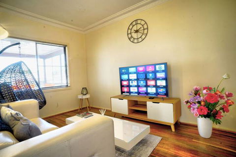 Wollongong Train Station Holiday House - Australia Accommodation 3