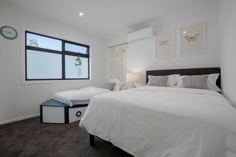AUJOY 4 Bed Townhouse Burwood 2 - Australia Accommodation 4