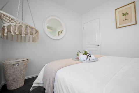 AUJOY 4 Bed Townhouse Burwood 2 - Australia Accommodation 5