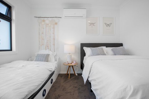 AUJOY 4 Bed Townhouse Burwood 2 - Australia Accommodation 6