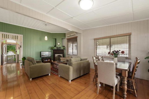 Ambiente Cottage Pet & Family Friendly - Australia Accommodation 7