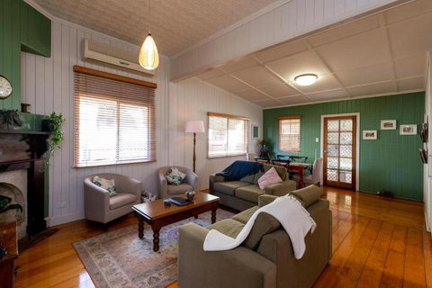 Ambiente Cottage Pet & Family Friendly - Australia Accommodation 3