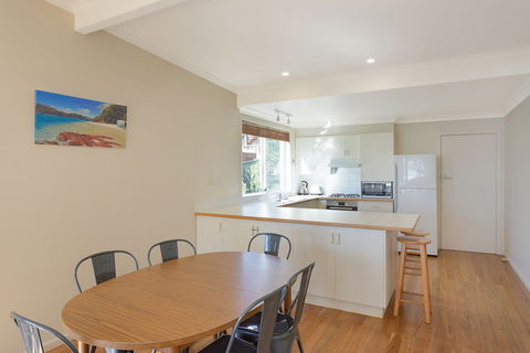 Surfside - Australia Accommodation 4