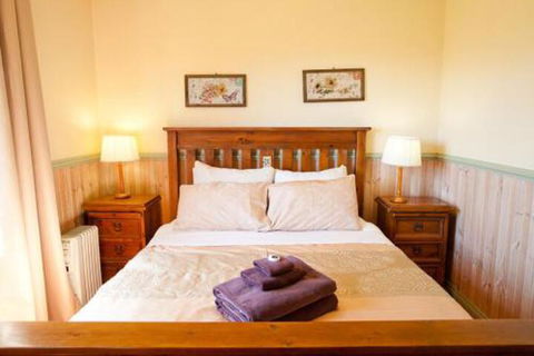 Minimbah Farm Cottages Family Farmstay Choose From 2 & 3 Bedroom Cottages & 6 Bedroom House - Australia Accommodation 4