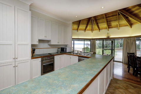 FAR SHORE - Australia Accommodation 6