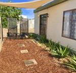 Cute Private Studio Flat with AIRCON - Australia Accommodation