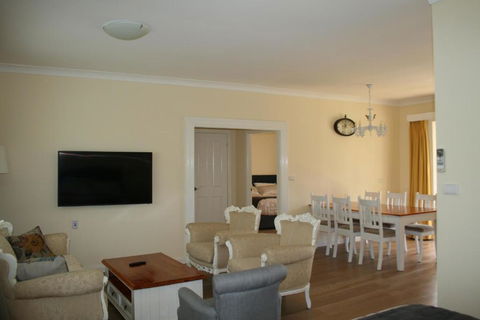 Colins Garden - Australia Accommodation 2