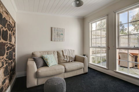 Magnetic Cottage Circa: 1850s - Australia Accommodation 6