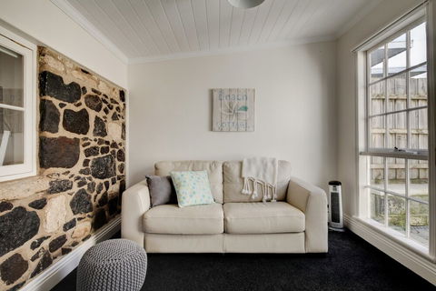 Magnetic Cottage Circa: 1850s - Australia Accommodation 2