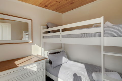 Magnetic Cottage Circa: 1850s - Australia Accommodation 3