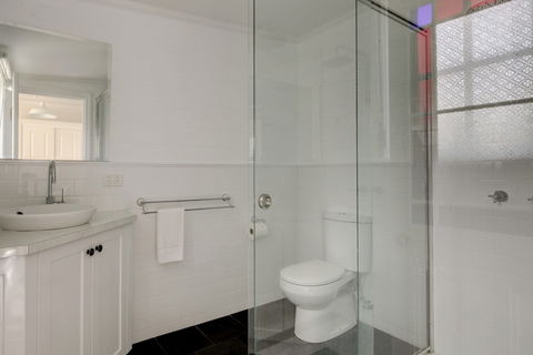 Magnetic Cottage Circa: 1850s - Australia Accommodation 1