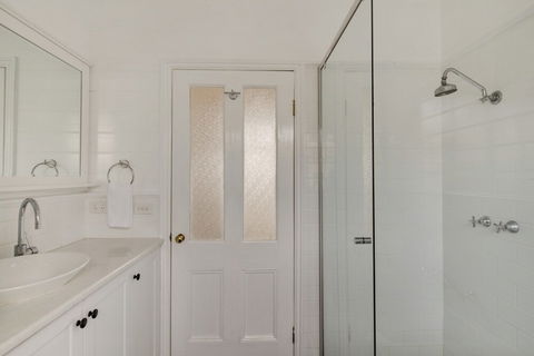 Magnetic Cottage Circa: 1850s - Australia Accommodation 4