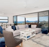 Hilltop Hideaway Breathtaking views moments to beach - Australia Accommodation