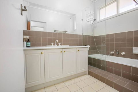 Alice Wonderland In 4 Beds House - Australia Accommodation 3