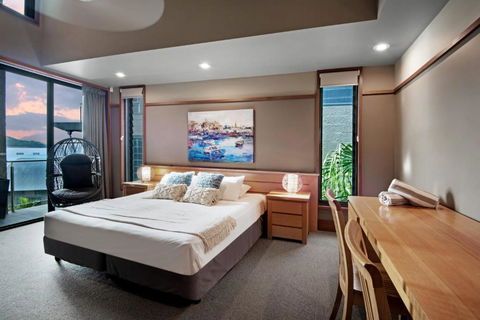 Yacht Club Villa 33 Serenity 4 Bedroom 4 Bathroom House Ocean Views 2 Buggies - Australia Accommodation 1