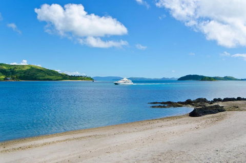 Yacht Club Villa 33 Serenity 4 Bedroom 4 Bathroom House Ocean Views 2 Buggies - Australia Accommodation 5