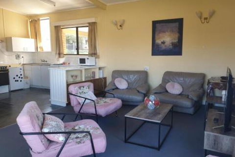 Cozy Beach Weekender - Australia Accommodation 2