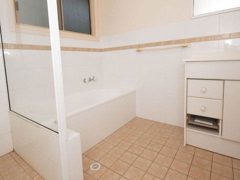 Modern 3 Bedroom Townhouse - Australia Accommodation 3