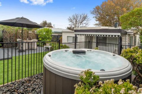 Amber Cottage Luxury Seaside Retreat With Outdoor Spa! - Australia Accommodation 4