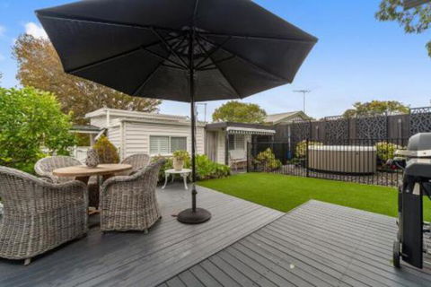 Amber Cottage Luxury Seaside Retreat With Outdoor Spa! - Australia Accommodation 0