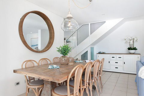 Arabella Stylish Seaside Sanctuary With Views - Australia Accommodation 3