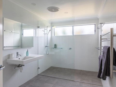 Aloha Direct Beach Access From Property - Australia Accommodation 1