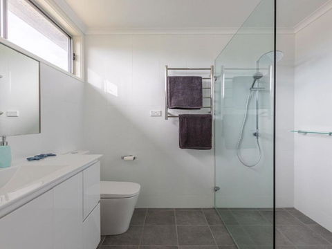 Aloha Direct Beach Access From Property - Australia Accommodation 4