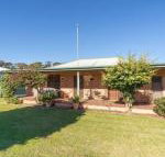 Cudgee quaint cottage with separate cabin - Australia Accommodation